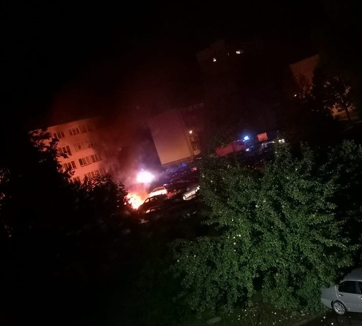 Naktį daugiabučio kieme kilo gaisras – automobilis virto fakelu (vaizdo įrašas)