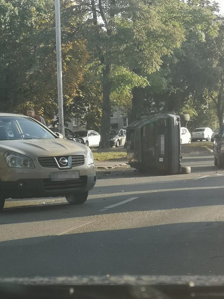 Jaunos vairuotojos „VW Golf“ per avariją nuvirto ant šono