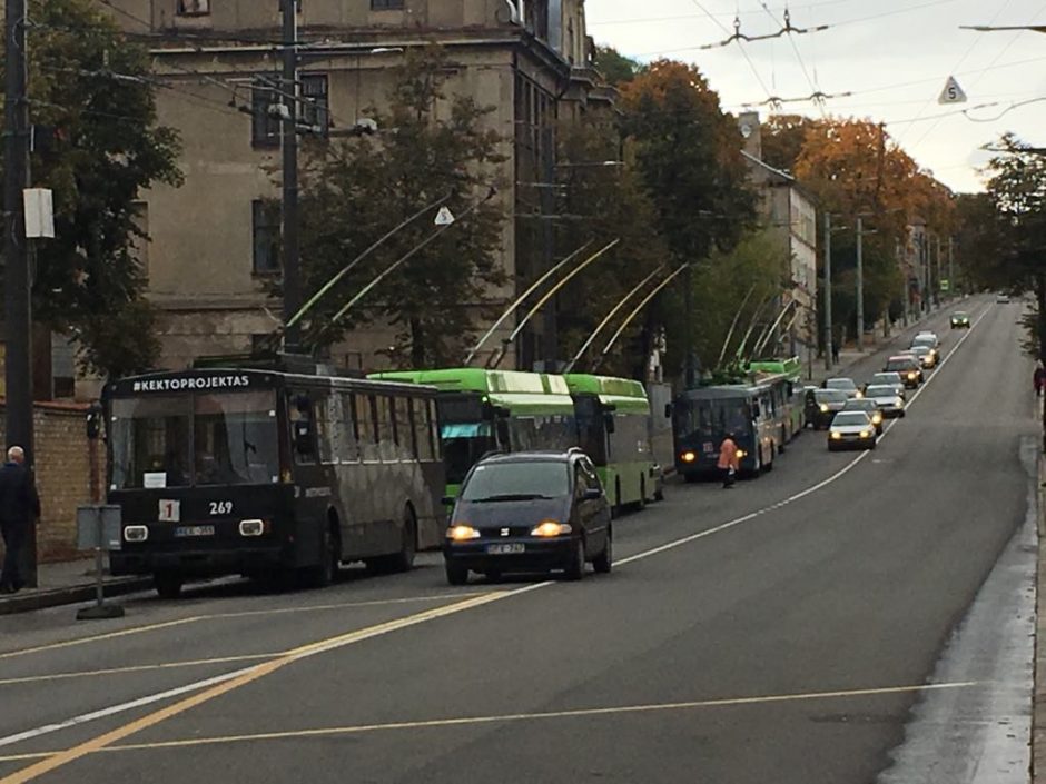 Po troleibuso ir mikroautobuso avarijos stoja eismas Kauno centre