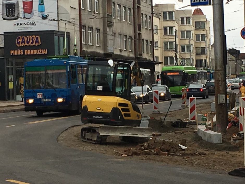 Po troleibuso ir mikroautobuso avarijos stoja eismas Kauno centre