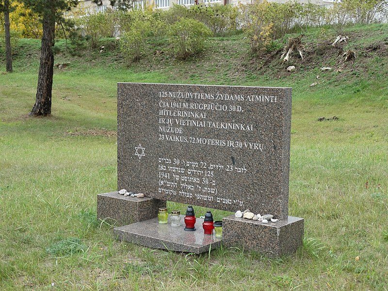 Kaune nuverstas ir dažais apipurkštas Holokausto aukų paminklas: ieškomi vandalai