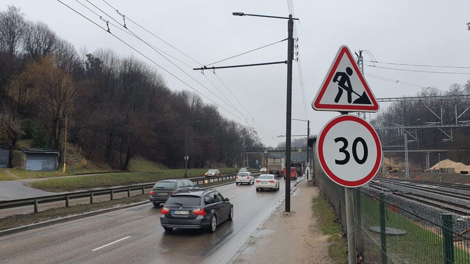 Vairuotojai suglumę: Tunelio gatvėje – pamiršti greitį ribojantys kelio ženklai