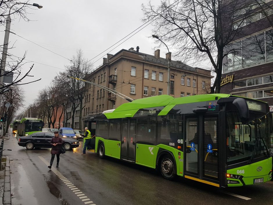 Miesto centre eismą trikdė netikėta kliūtis