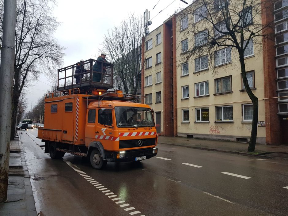 Miesto centre eismą trikdė netikėta kliūtis