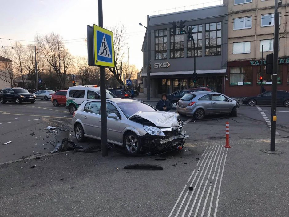 Žaliakalnyje – dviejų „Opel“ avarija, yra sužalotų