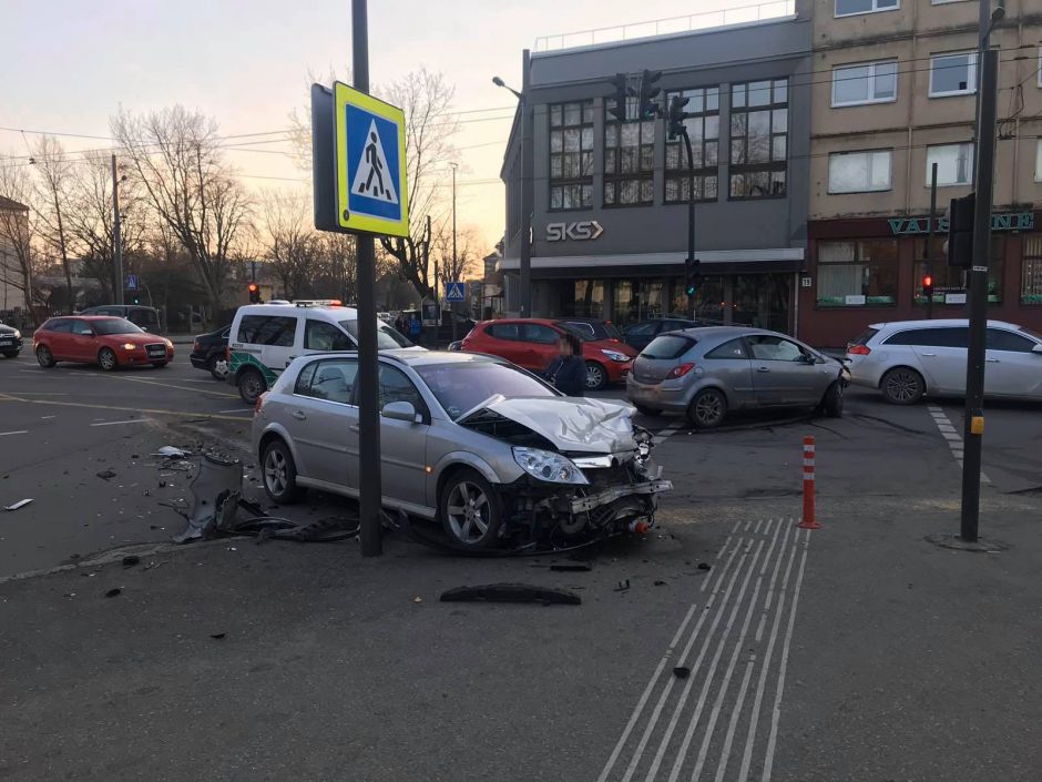 Žaliakalnyje – dviejų „Opel“ avarija, yra sužalotų