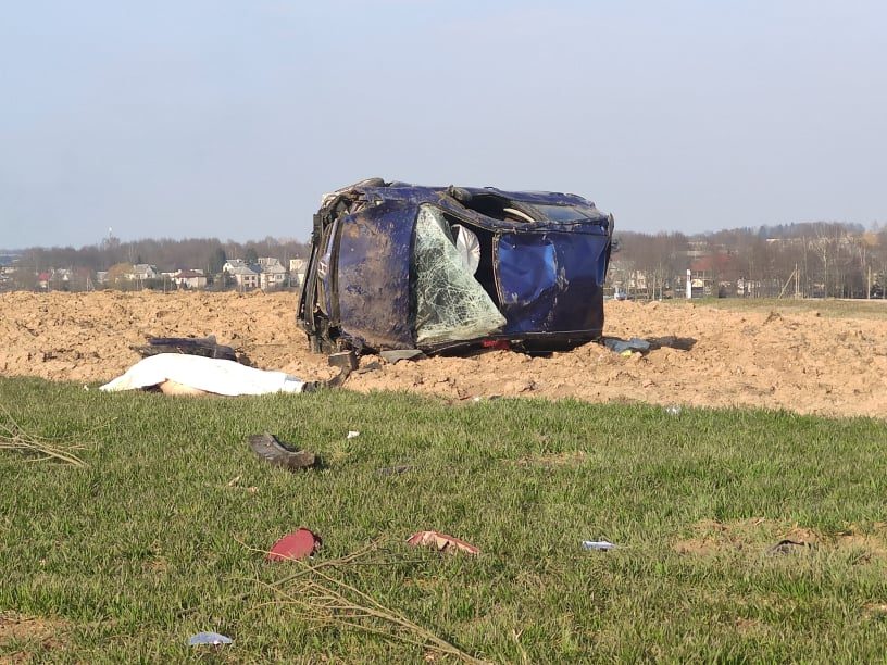 Tragedija pakaunėje: nuo kelio nuvažiavo ir apvirto automobilis, žuvo žmogus