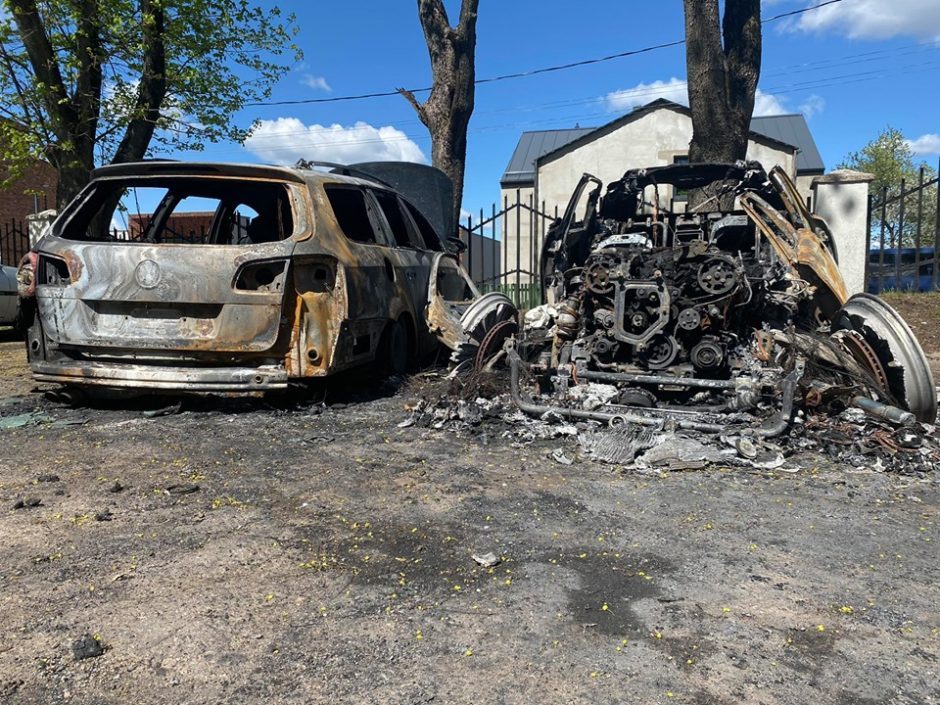 Sudegę garsaus chirurgo automobiliai: tyrimą perėmė gaujas persekiojantys pareigūnai