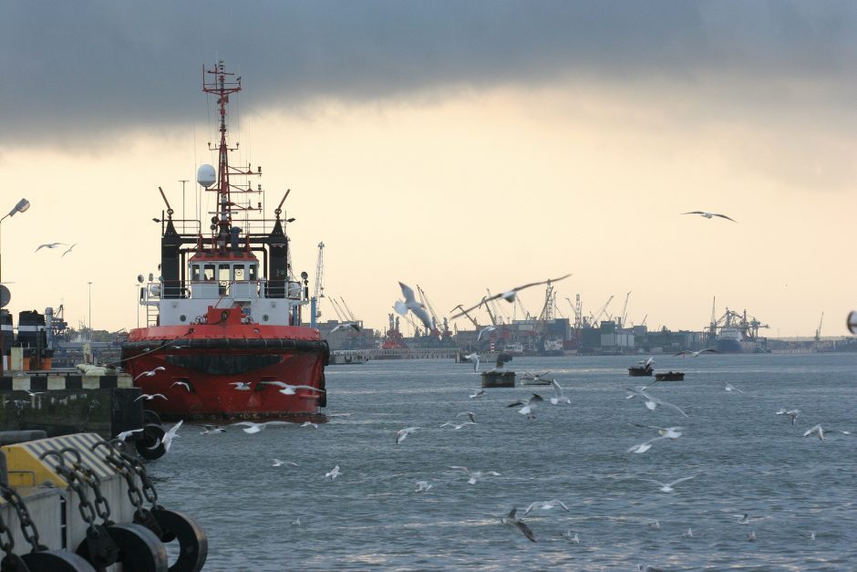 Klaipėdos uoste dėl vėjo toliau ribojama laivyba