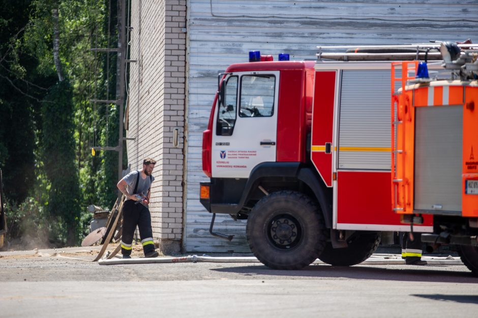 Į Ežerėlį skubėjo ugniagesiai – degė įmonė „Vinapack“