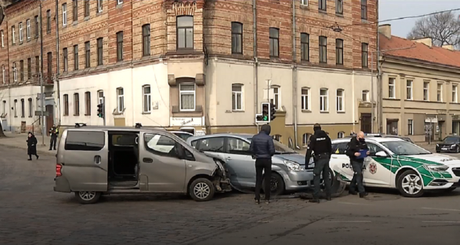 Policija vaikėsi Rumšiškėse iš įvykio vietos pabėgusį vairuotoją: jį sustabdė avarija Vilniuje
