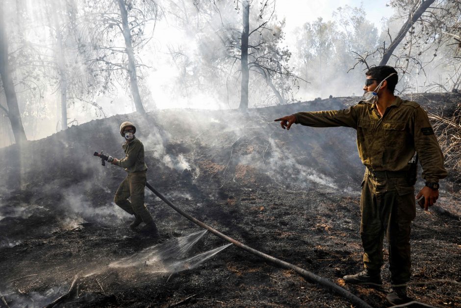 Izraelyje per rekordinę kaitros bangą kovojama su miškų gaisrais