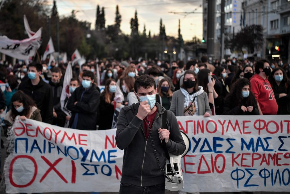 Graikijoje policija prieš mitinguojančius dėl karantino panaudojo ašarines dujas