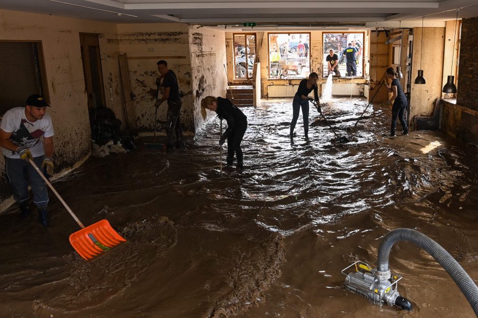 Vakarų Europai smogusių potvynių aukų skaičius auga – jau žuvo 183 žmonės
