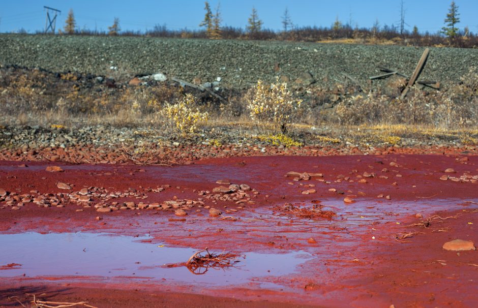 Raudonos spalvos upė Rusijoje kelia nerimą aplinkosaugininkams