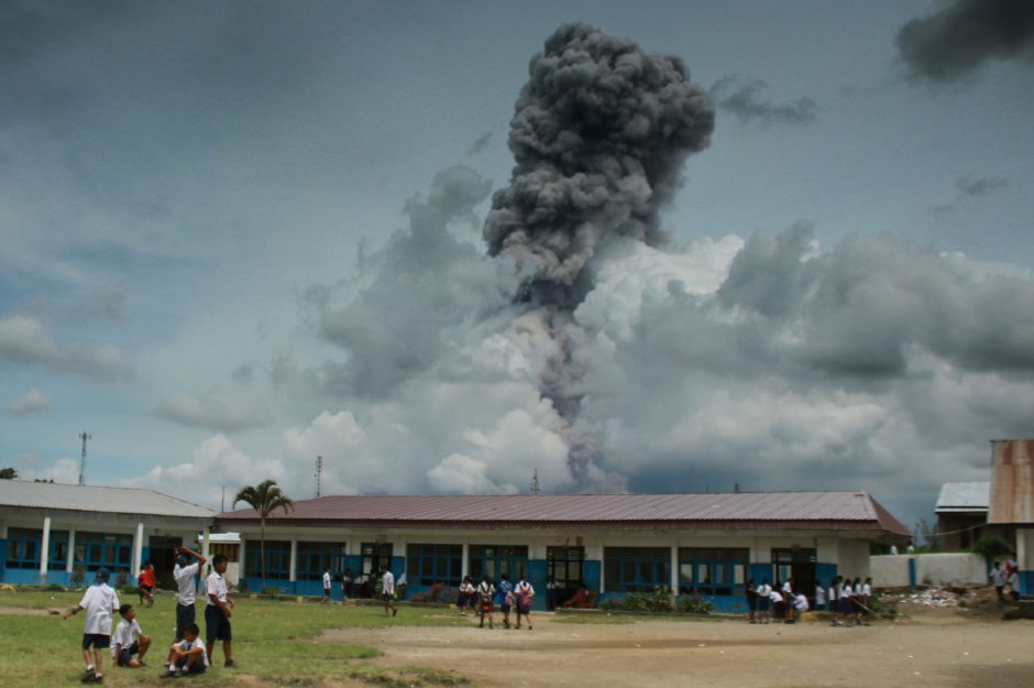Indonezijos ugnikalnis vėl spjaudosi pelenais