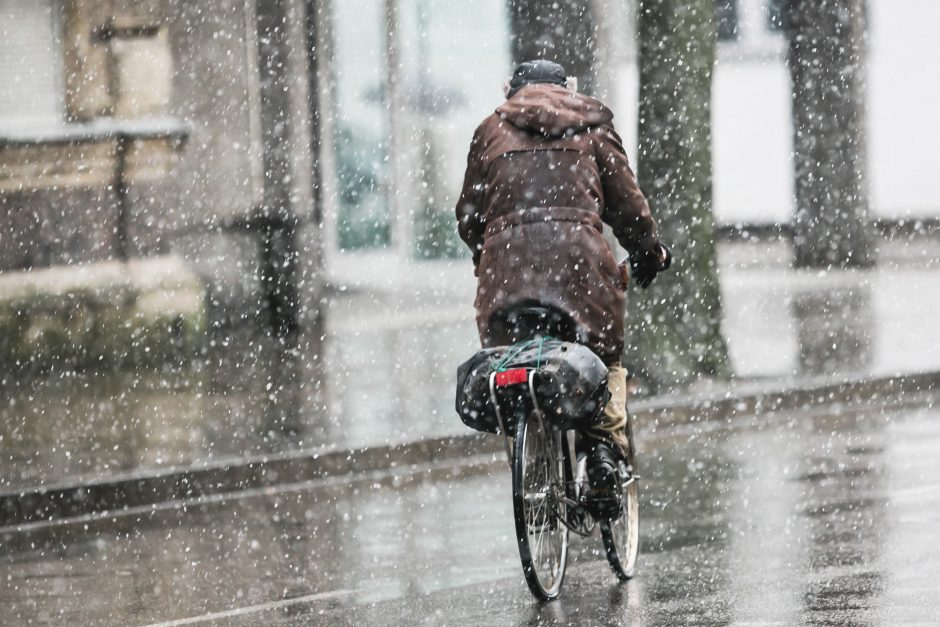 Įspėja vairuotojus: kelių dangos vietomis šlapios, yra slidžių ruožų