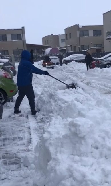 Siautėjanti pūga suvienijo kaimynus: kauniečiai kelininkų nelaukia – sniegą kasa patys