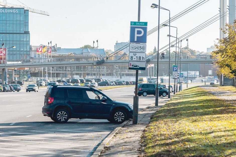 Automobilių stovėjimo vietų apmokestinimas išlaisvino prospektus nuo chaoso