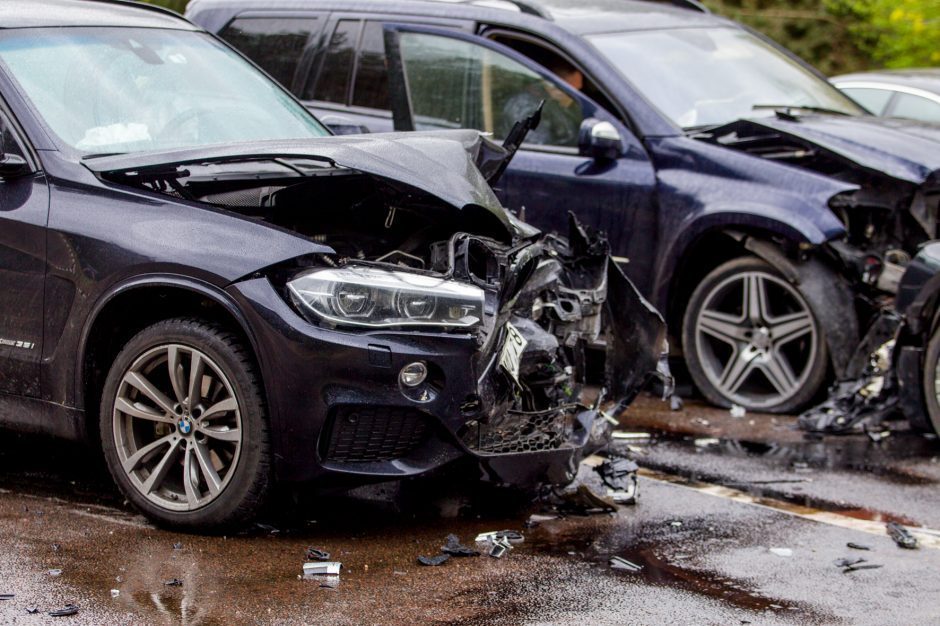Savo jėgas pervertinusios 18-metės BMW vairuotojos fiasko: šį kartą nukentėjo tik ji pati