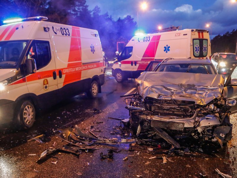 Tragiška avarija Pasvalio rajone: susidūrė trys automobiliai, žuvo trys žmonės