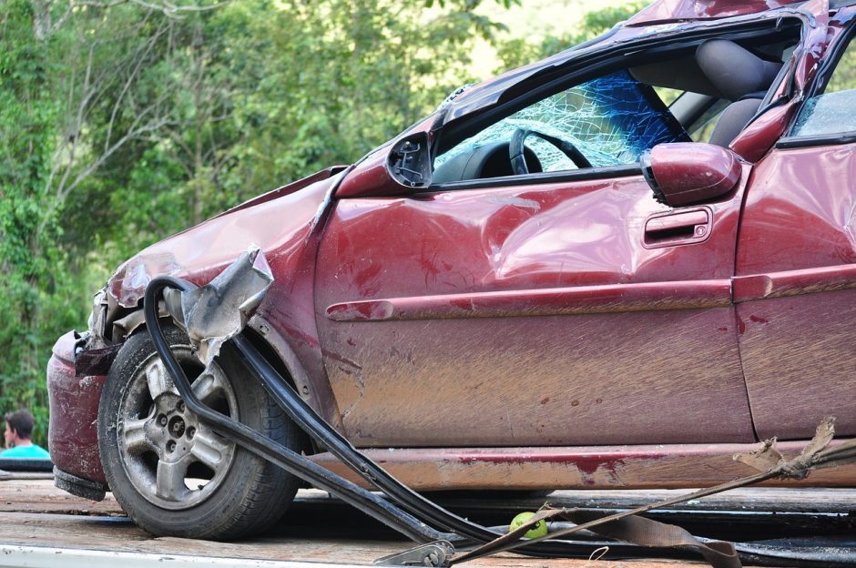 Automobilių kaktomuša Pasvalio rajone: avarijos kaltininkas nuo sužalojimų mirė ligoninėje