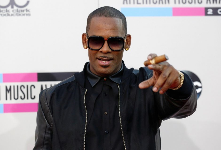 Po kaltinimų mergaičių išnaudojimu – dar vienas smūgis R. Kelly: pateko už grotų