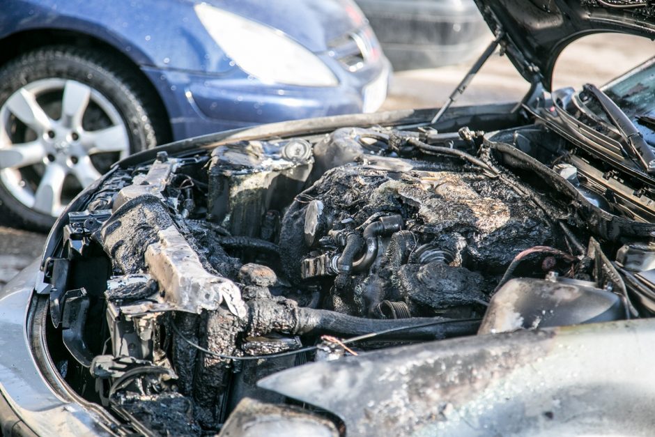 Vilkijoje pleškėjo „VW Passat“, įtariamas padegimas