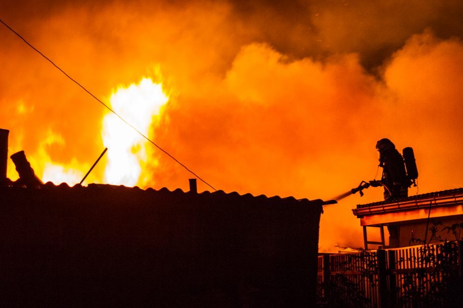 Įtariama, kad didžiulis gaisras Karmėlavoje sukeltas tyčia