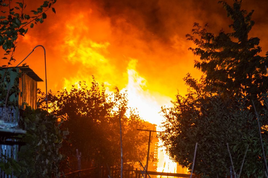 Tragedija Linksmakalnyje: sandėliuke kilęs gaisras nusinešė vyro gyvybę