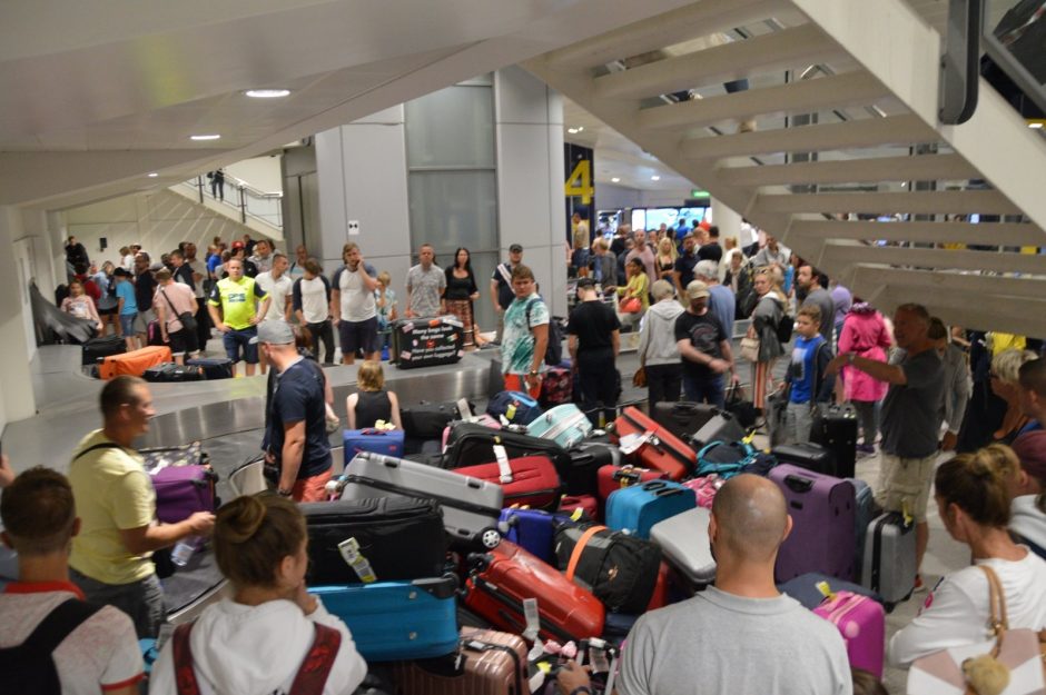Oro uostuose – chaosas: atšaukiami skrydžiai, dingsta bagažas