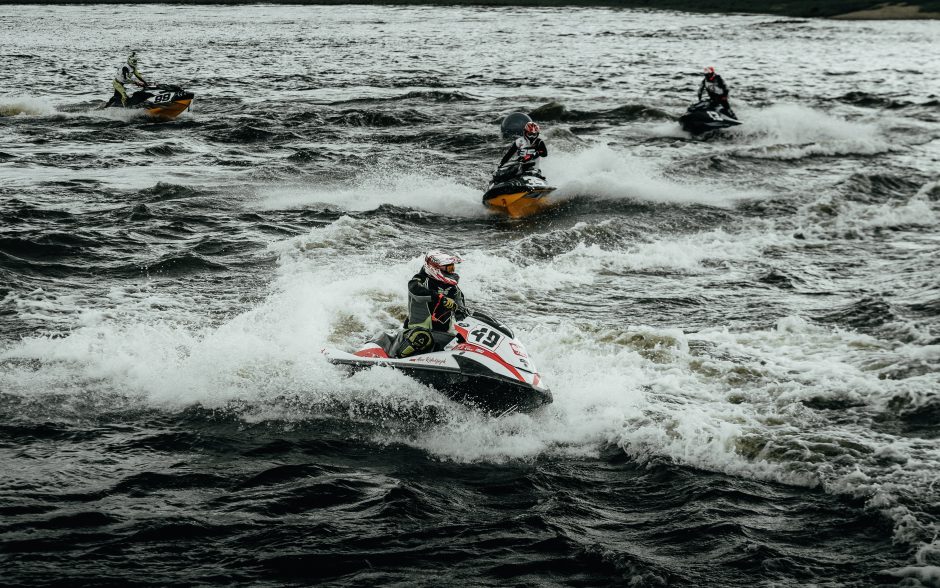 Vandens motociklų sporto profesionalai kviečia mėgėjus į lenktynių trasą