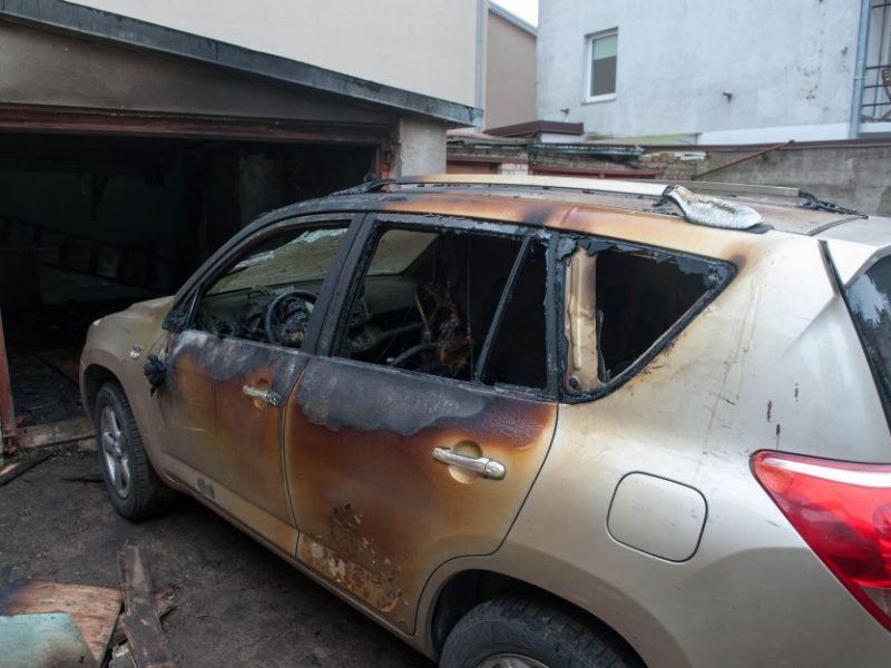 Kelmės rajone įtariamasis padegė namą ir automobilį