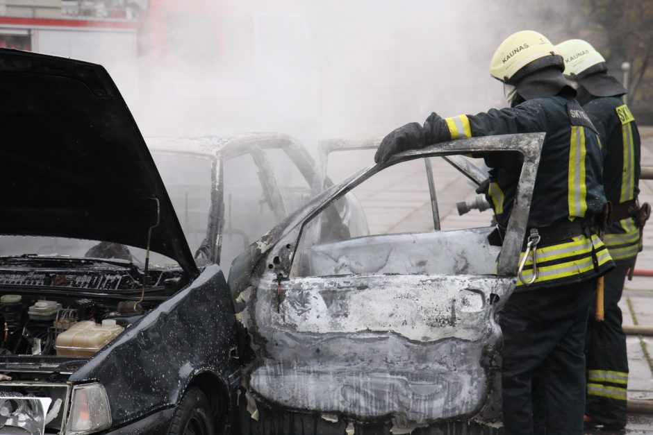 Kaune, stovėjimo aikštelėje, liepsnojo „VW Golf“: įtariamas padegimas