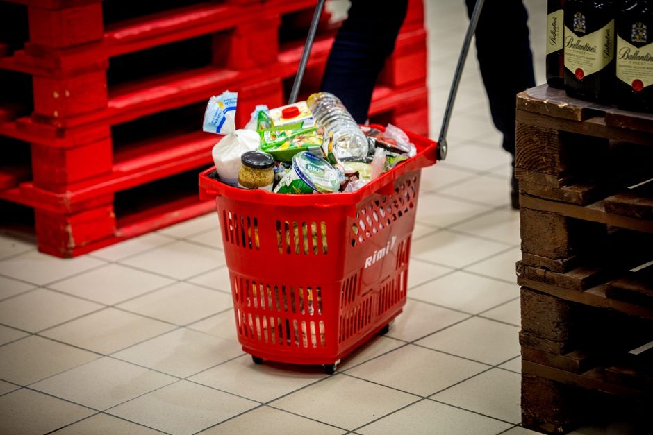 Nors maisto produktų parduodama mažiau, tačiau verslas toliau kelia jų kainas 