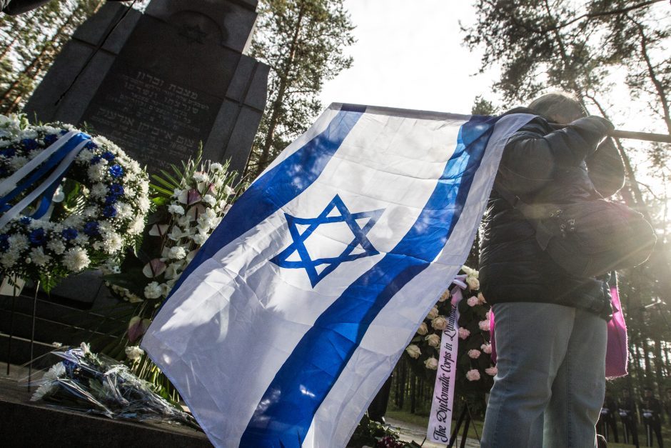 Ant Vilniuje esančio paminklo žydų žudynių aukoms atminti užmesta ir padegta striukė