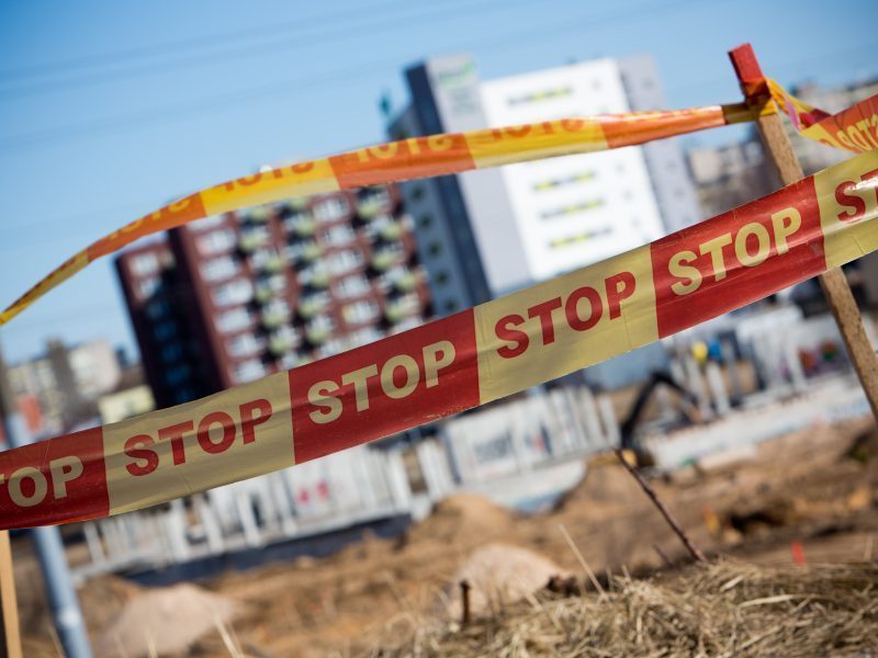 Kaune kriminalistai krėtė apgaulingu apskaitos tvarkymu įtariamą statybų įmonę