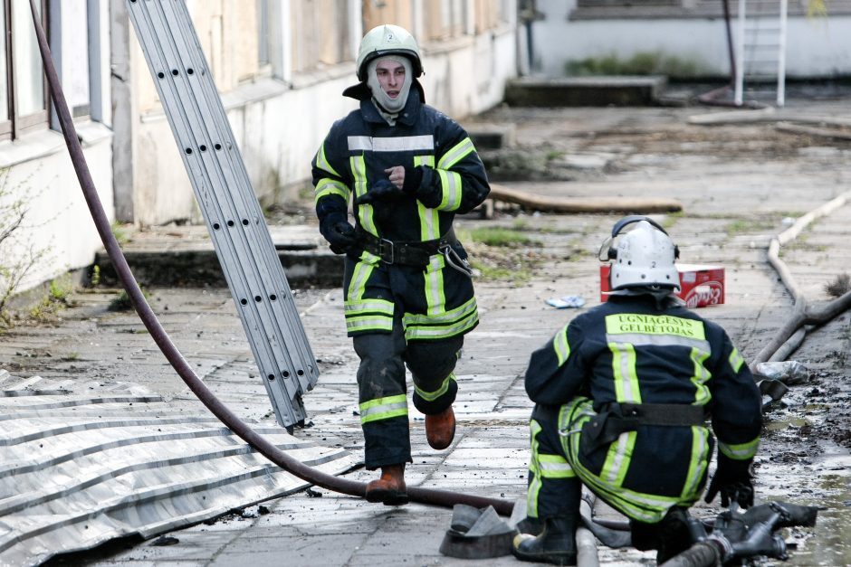 Gesinti degančių siuvyklos lubų lėkė gausios Kauno ugniagesių pajėgos