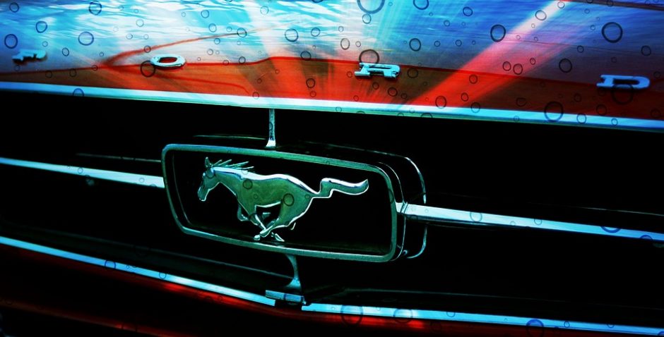 Internautai ūžia: apvirtusio „Ford Mustang“ ant ratų pastatyti niekas nesivargino