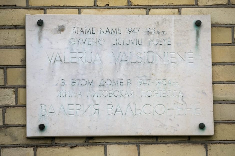 Vilniuje nukabinta atminimo lenta sovietų saugumui dirbusiai poetei V. Valsiūnienei