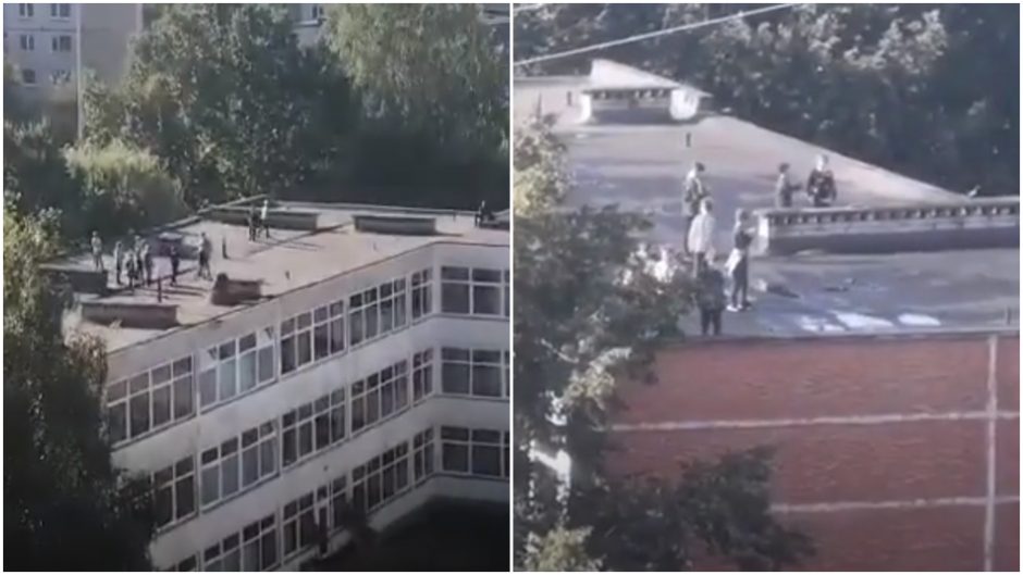 Vaizdas pašiurpino: pamokų metu ant mokyklos stogo – būrys moksleivių