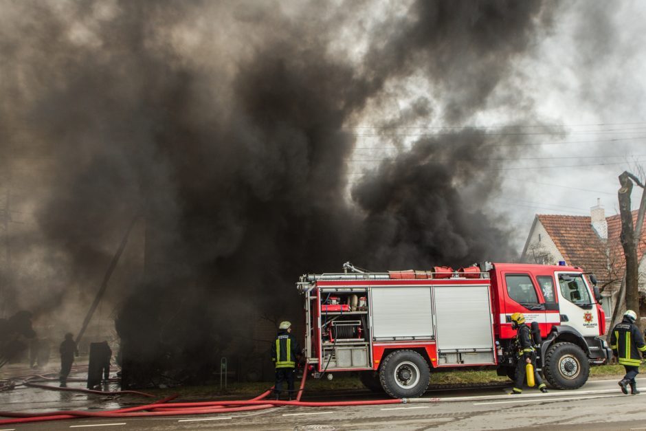 Degantį namą gesinantiems ugniagesiams prireikė policijos pagalbos          