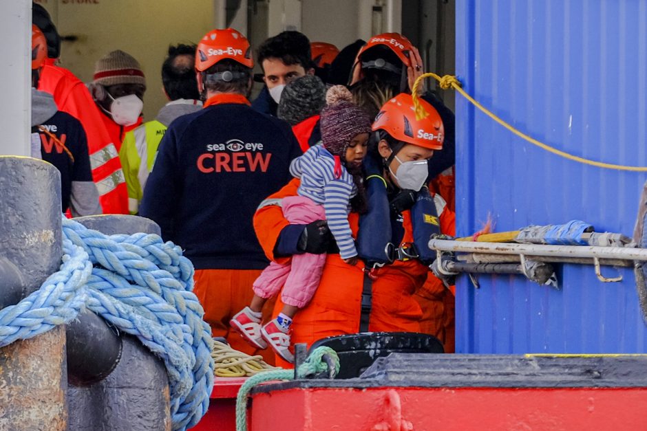 Italijos pakrančių apsauga sulaikė du nevyriausybinių organizacijų laivus