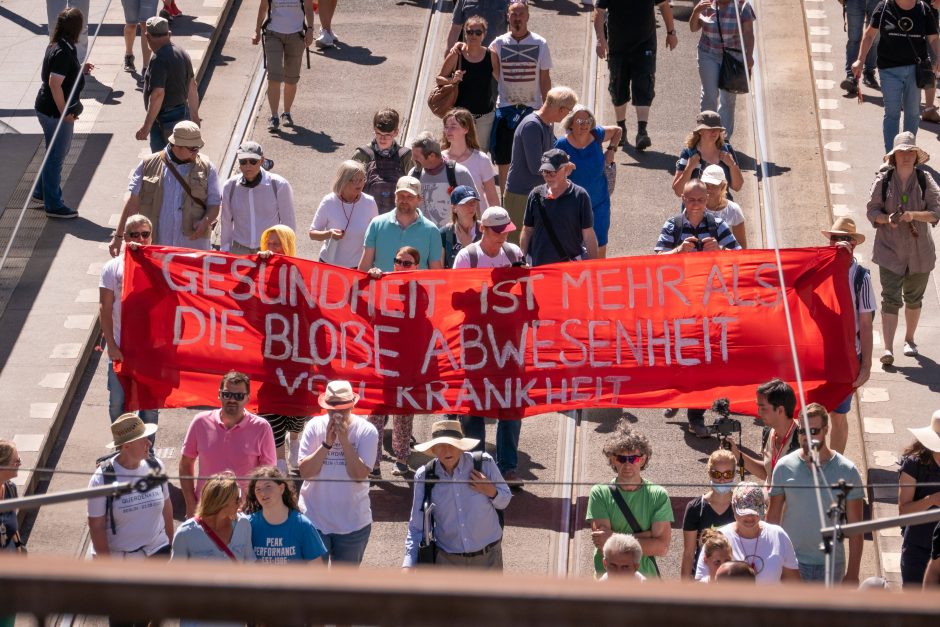 Berlyne aidi protestai: žmonės piktinasi dėl koronaviruso įvestų apribojimų