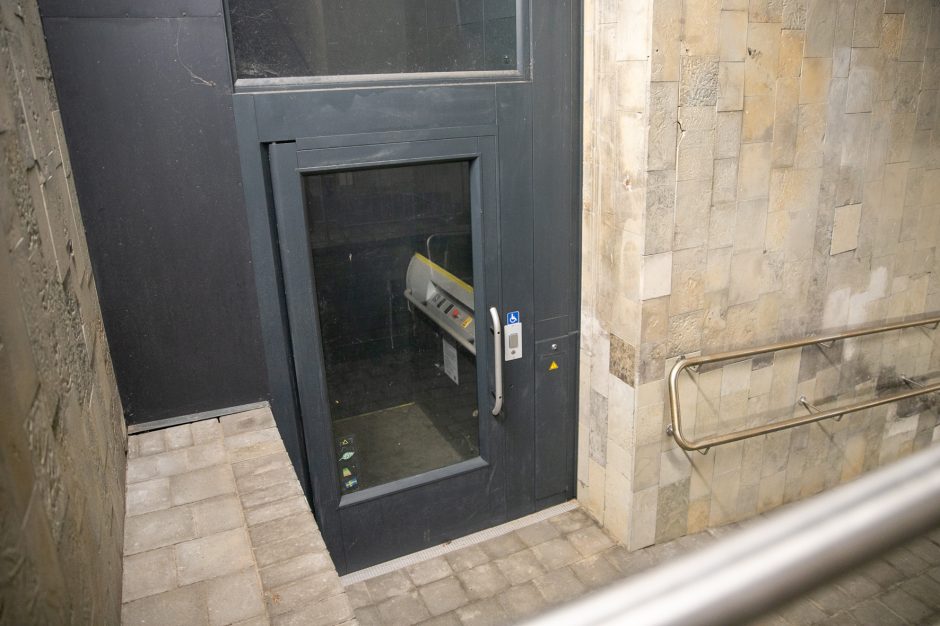 Prie stoties – neveikiantis liftas: labiausiai dėl to kenčia neįgalieji