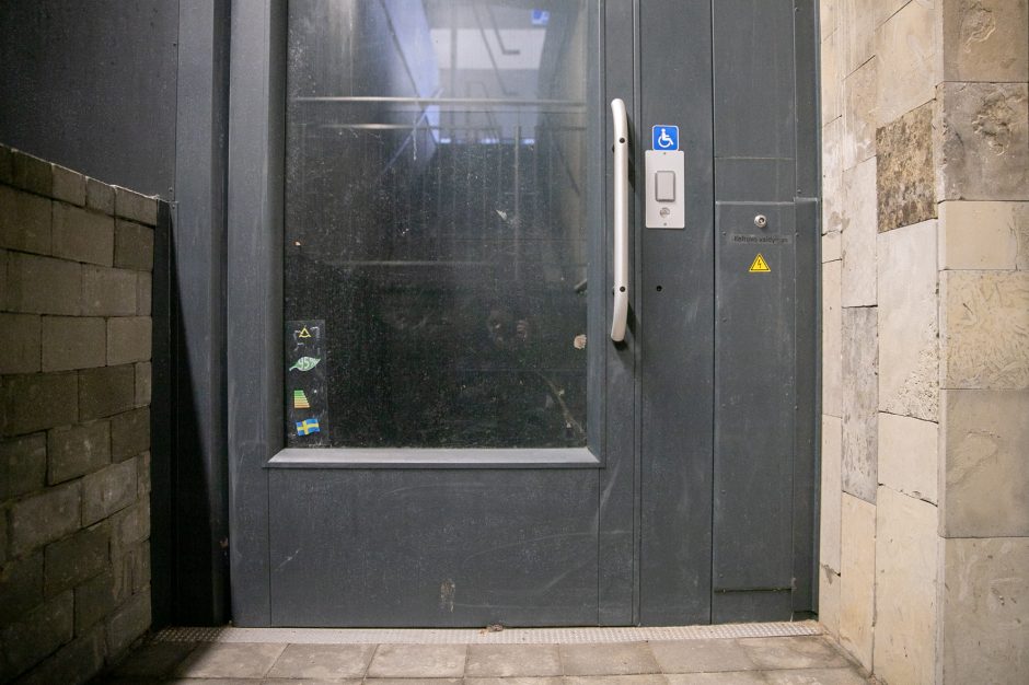 Prie stoties – neveikiantis liftas: labiausiai dėl to kenčia neįgalieji
