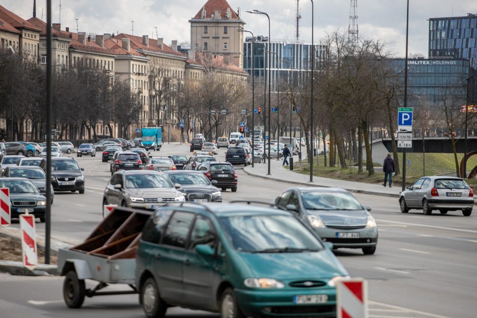 Karaliaus Mindaugo prospekte – eismo chaosas: avarinės situacijos ir vairuotojų barniai
