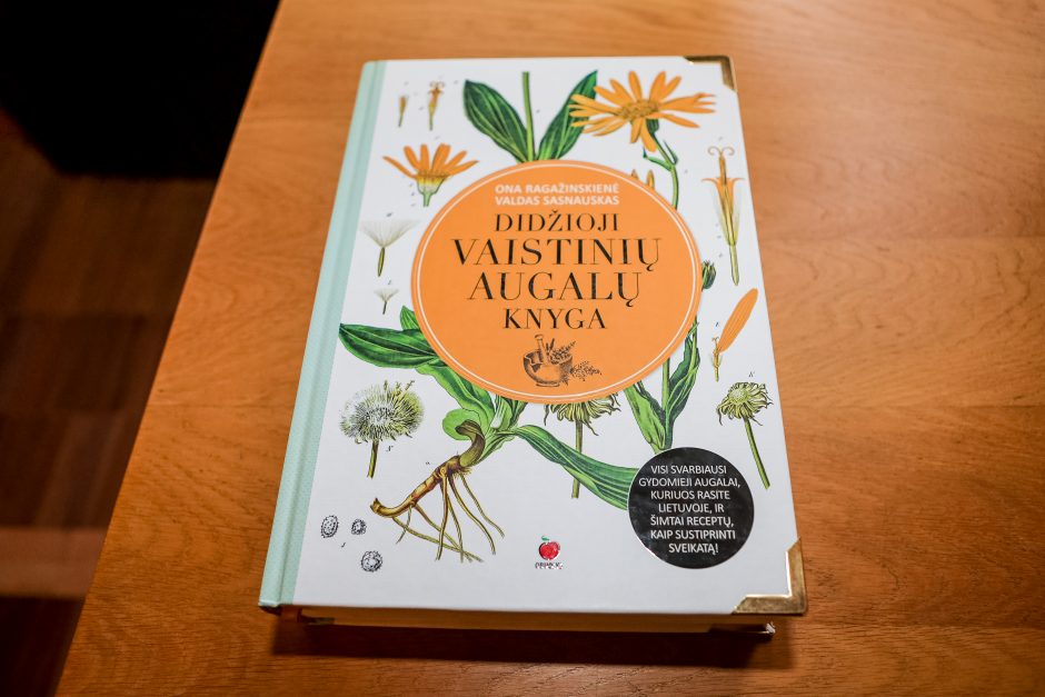 Į skaitytojų rankas – vaistažolių biblija: čia saugomos 170 vaistinių augalų paslaptys