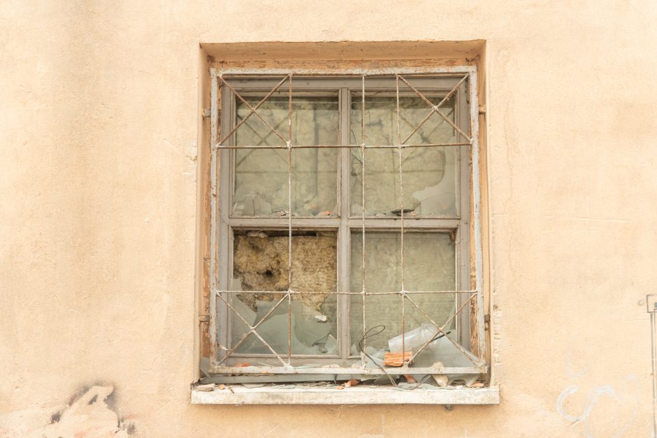 Senamiestyje ant galvų krenta apleisto pastato dalys: labiausiai neramu dėl vaikų