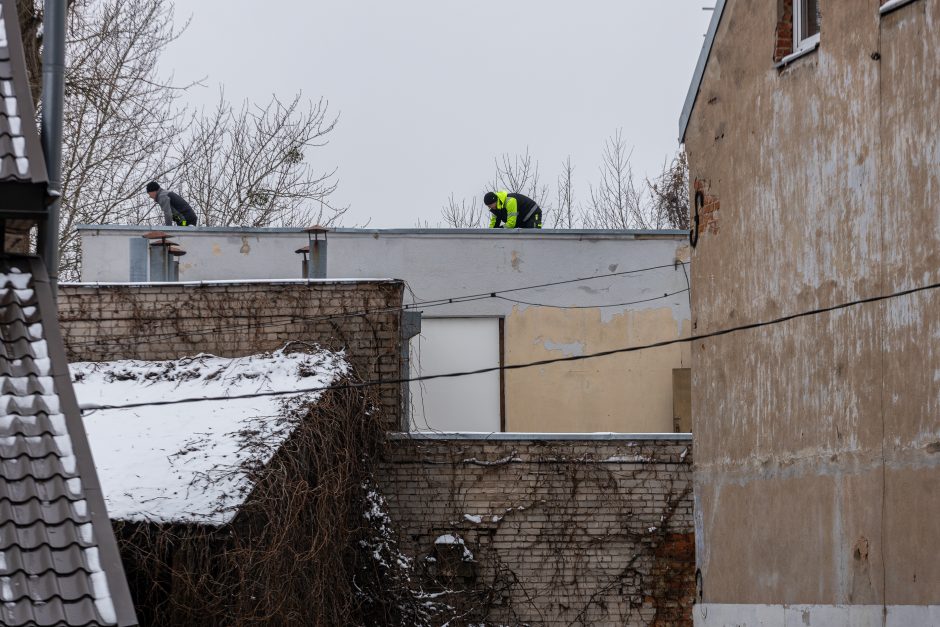 Kauno centre užfiksuotas neatsakingas darbininkų elgesys: ant stogo – be šalmų, apsaugos diržų